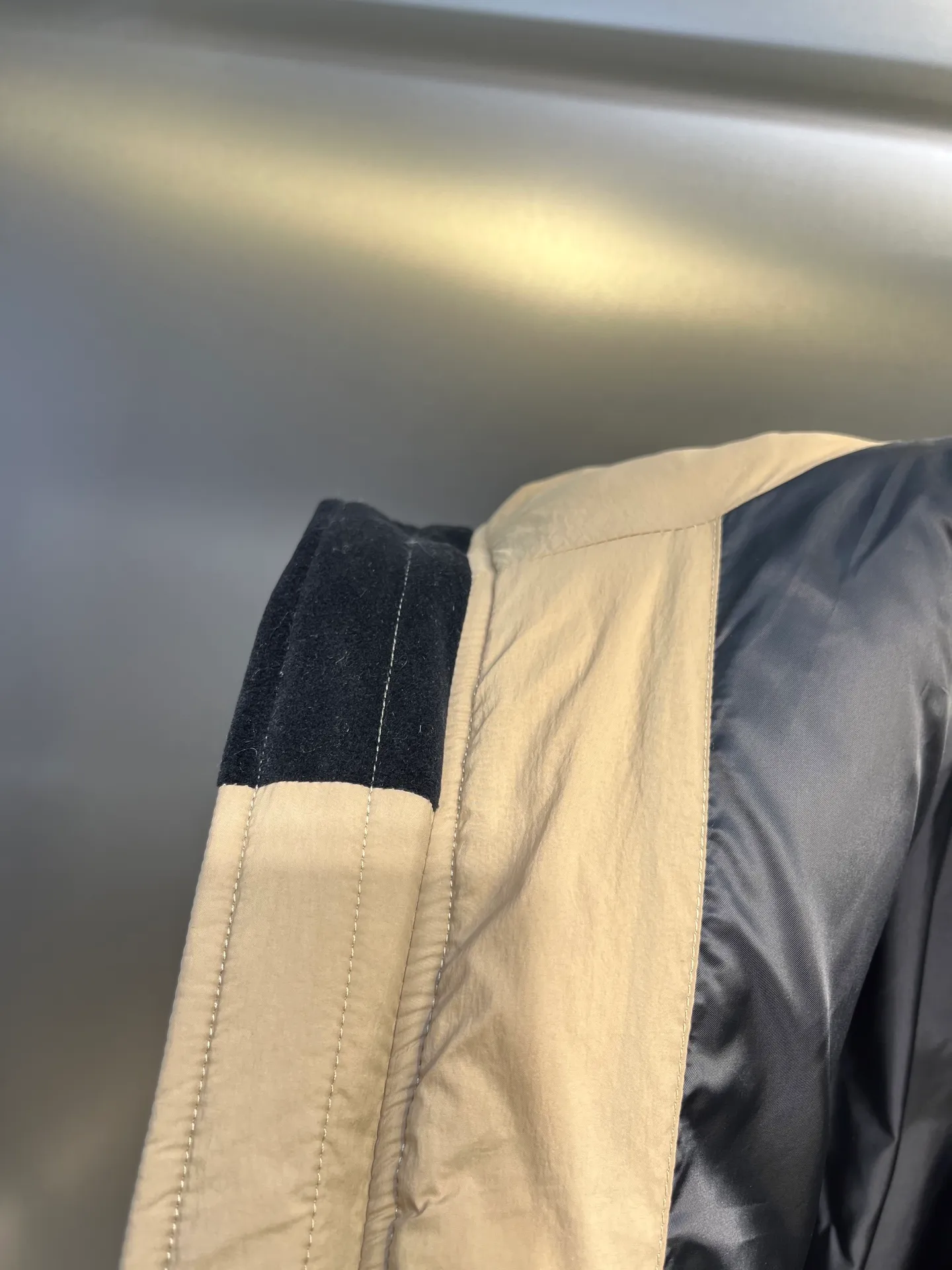 P800 Canada gooes】Large Goose Sleeve Stand Collar Down Jacket The Lawrence Down Jacket provides essential protection for everyday adventures. Delicately soft fabric, this is a water-repellent fabric that is soft to the touch yet durable. Filled with extremely fluffy white duck down. This piece has a quilted body and structured down. Padded collar and reflective double-stripe grip tape. Extended hem and tucked-in inner rib-knit cuffs.  Size: XS-2XL